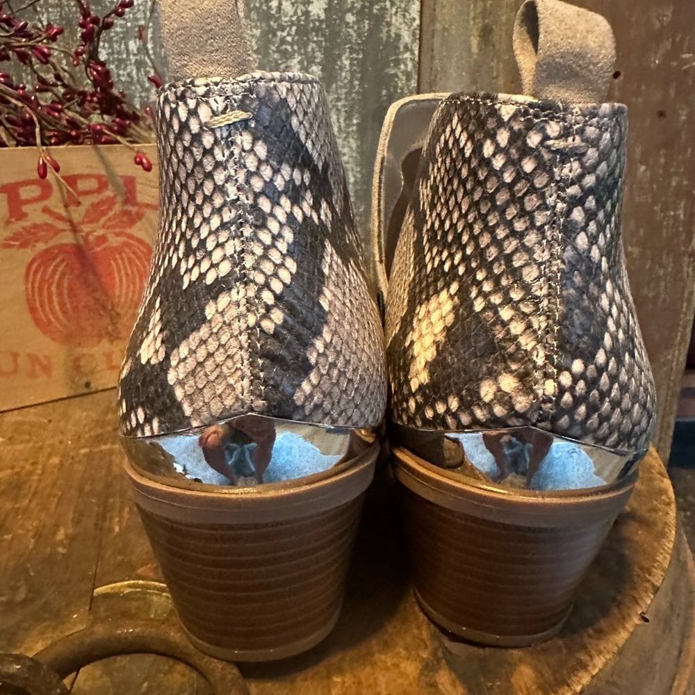 NWT!!!! 🖤Women’s Size 10 Express Booties🖤 - Picture 2 of 5